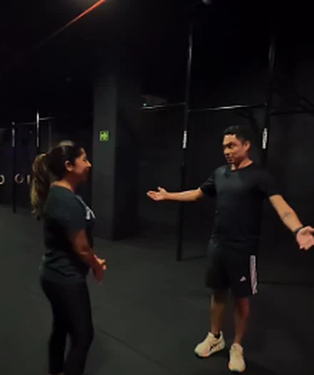 Edgar guiando a un miembro durante la clase en Thunder