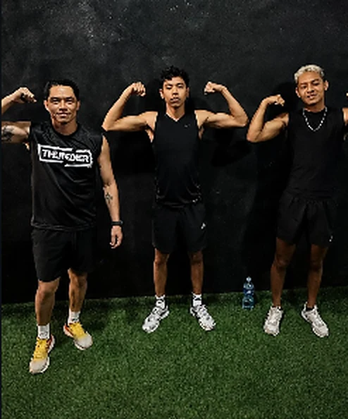 Tres miembros de Thunder posando juntos