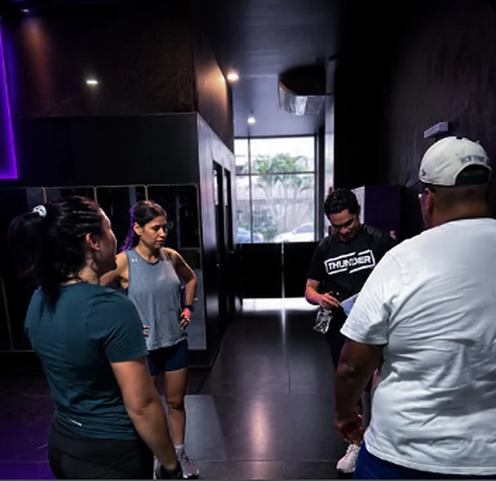 Grupo de miembros de Thunder en la entrada del estudio