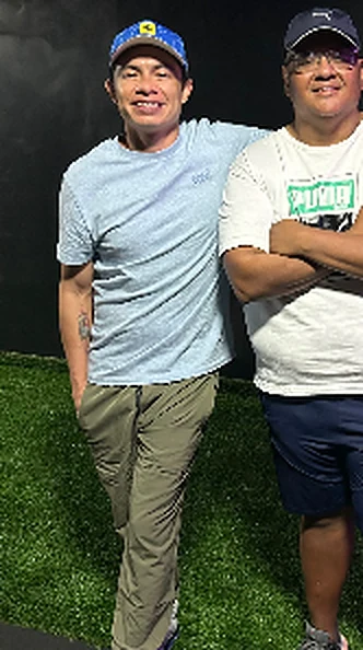 Dos miembros de Thunder con la camiseta del estudio
