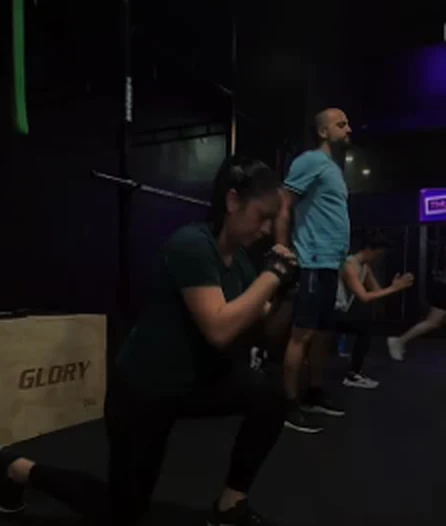 Clase de zancadas sobre el césped del estudio Thunder